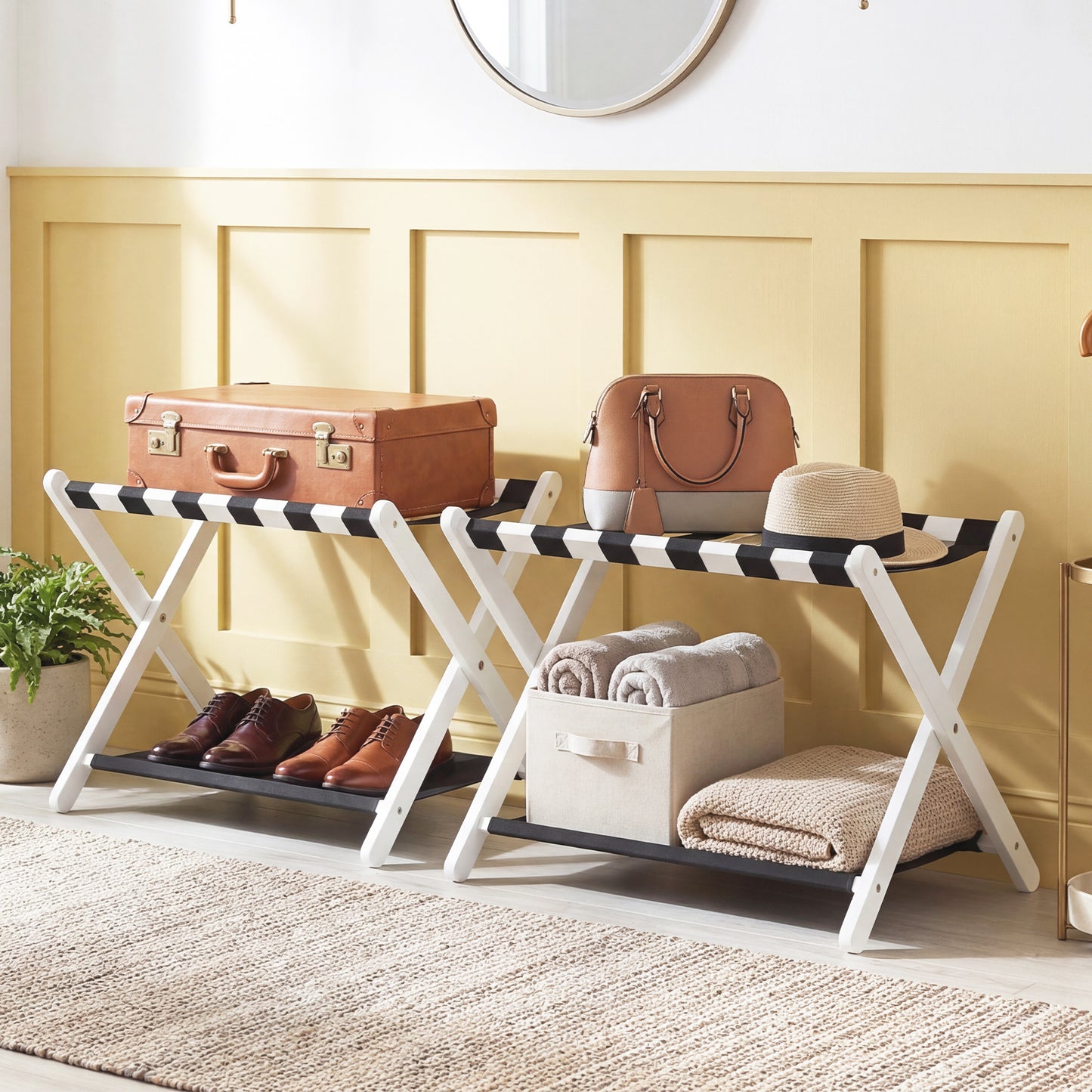 Costway Opvouwbare Kofferstandaard Bagagerek van Rubberboomhout met 2 Legplanken Kofferbok 67 x 46 x 52 cm Wit en Zwart