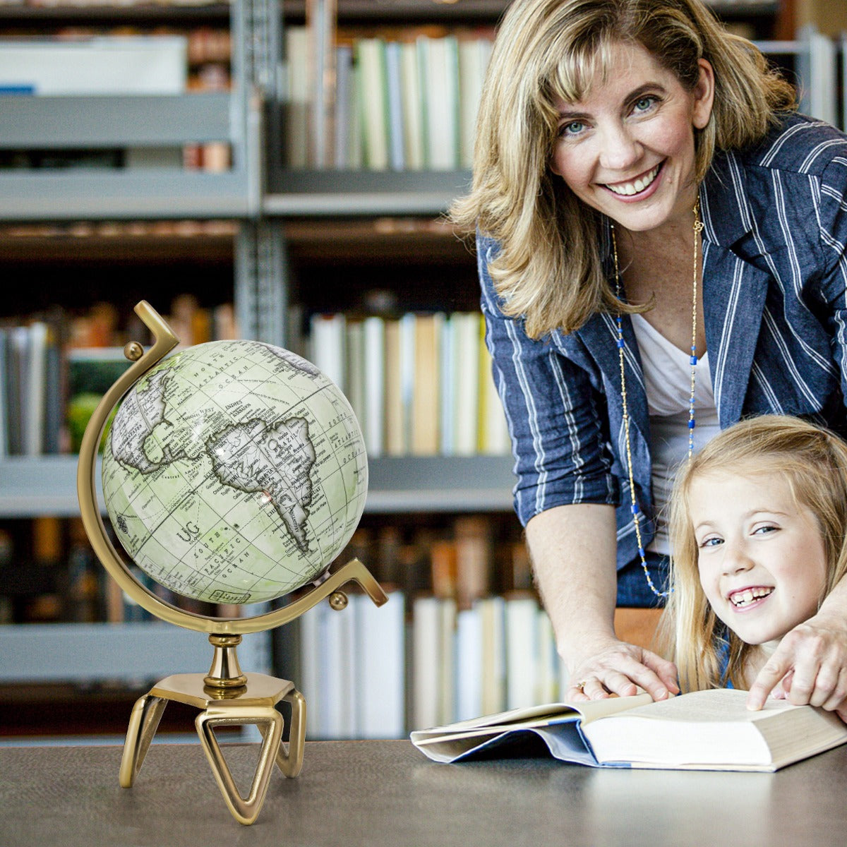 LIVSK Wereldbol - Antieke Look met Gouden Standaard - 360° Draaibaar - Educatief en Decoratief - Wit, Goud