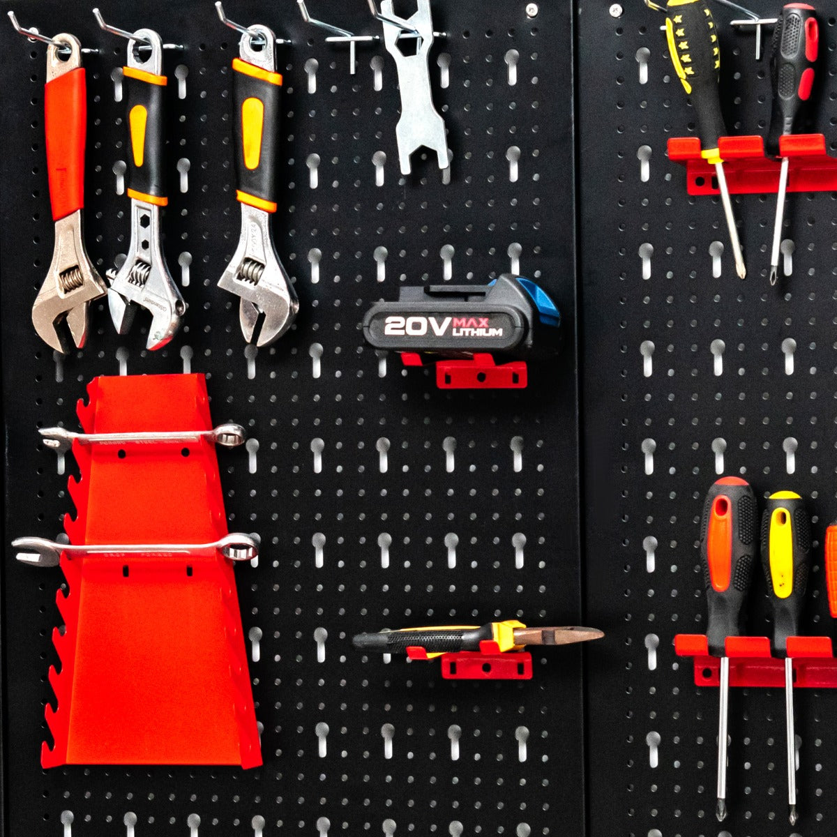 LIVSK Pegboard Organizer - Duurzaam Staal - 3 Pegboards & 25 Accessoires - Eenvoudige Installatie - Ruimtebesparend - Zwart+Rood
