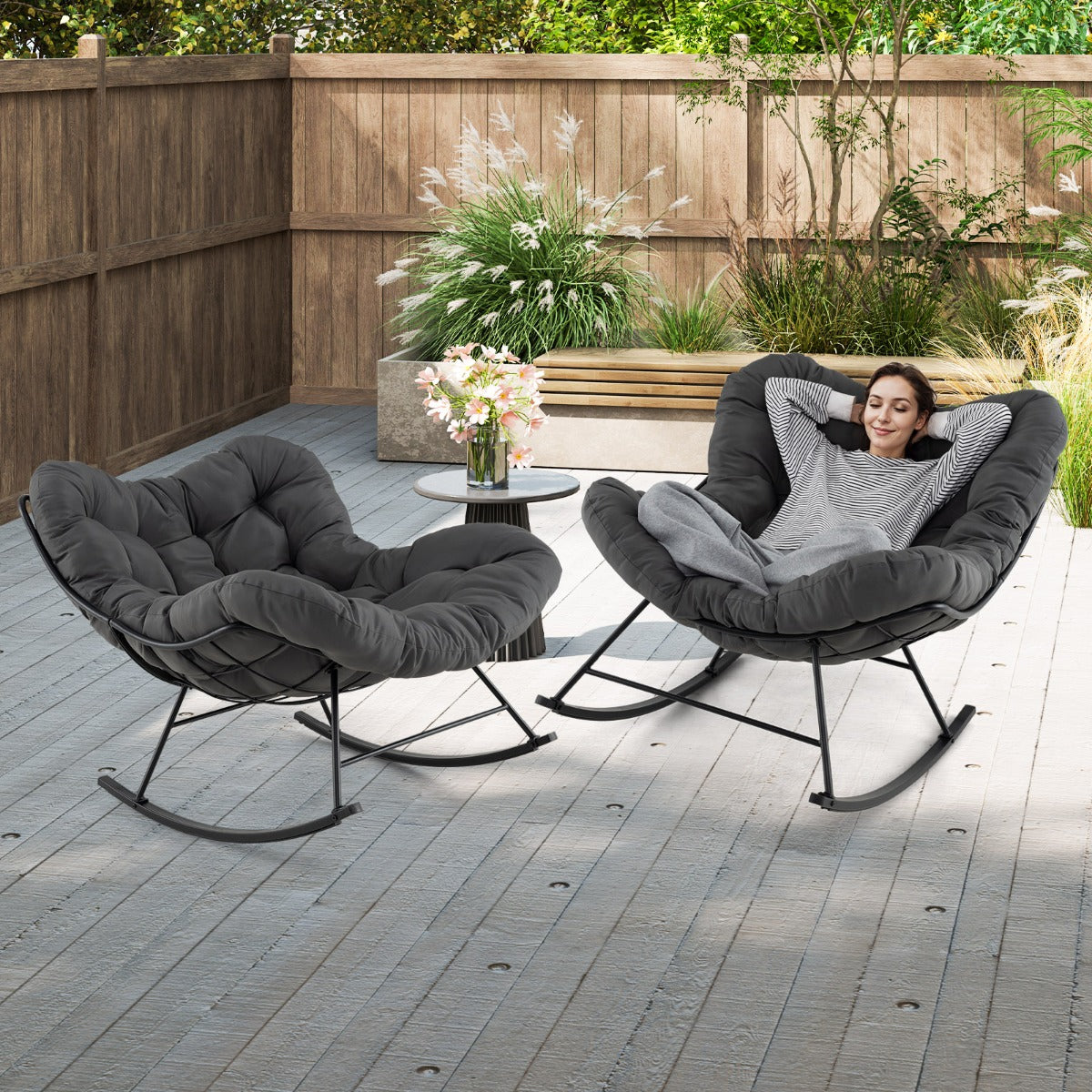 LIVSK Schommelstoel - 205 kg Draagvermogen - 110 x 95 x 94 cm - Luxueus 16 cm Dikke Kussen - Antislip - Zwart/Grijs