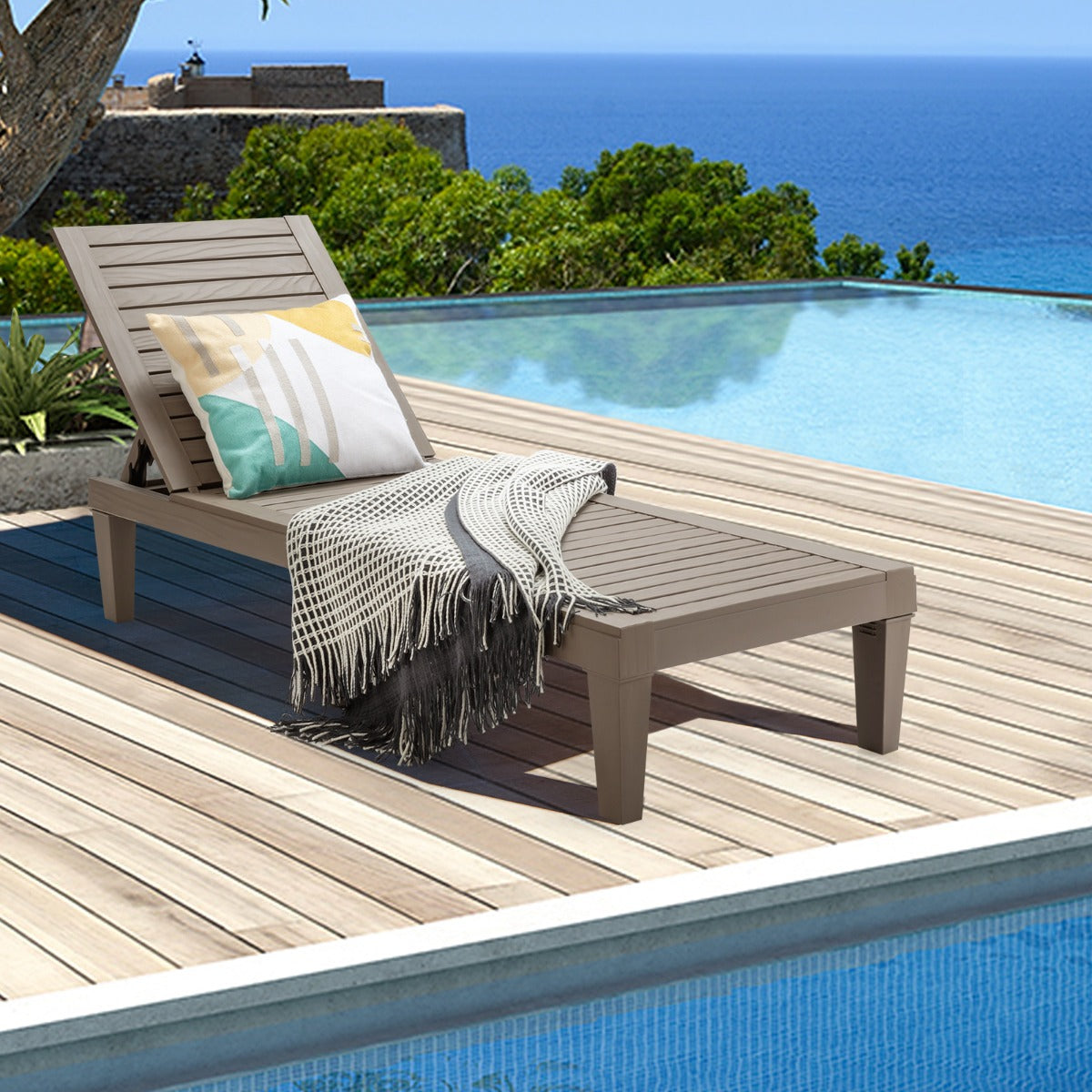 LIVSK Zonnebed en Strandparasol Set - Verstelbare Rugleuning - Hoog Zitcomfort - Slijtvast PP - Grijs/Taupe en Wit/Beige