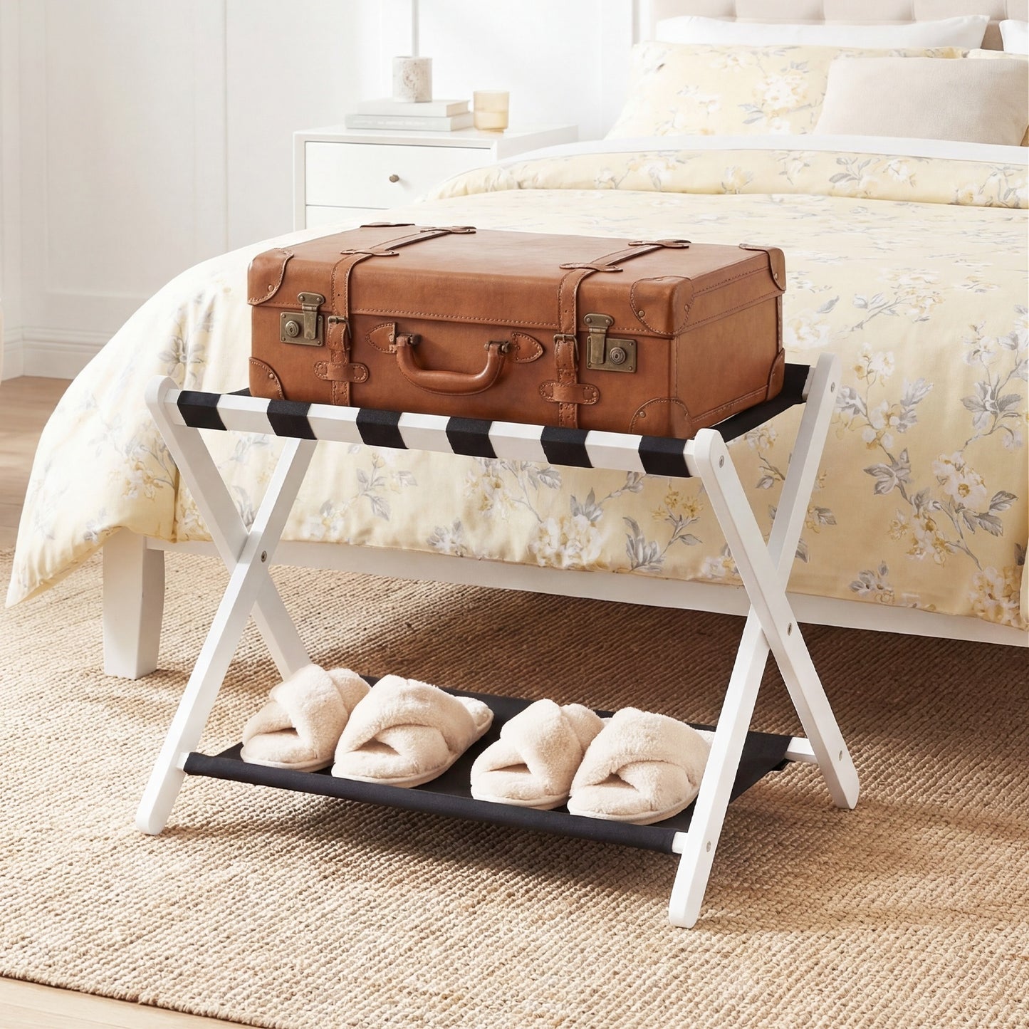 Costway 2 Stucks Opvouwbare Kofferstandaard Bagagerek van Rubberboomhout met 2 Legplanken Kofferbok 67 x 46 x 52 cm Wit en Zwart