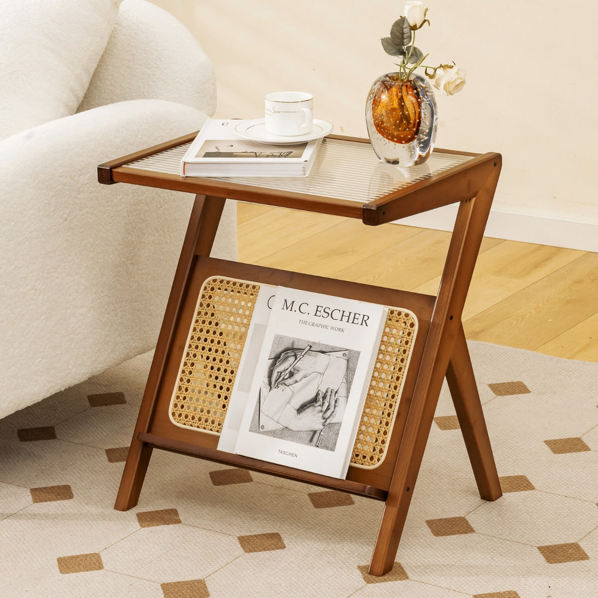 LIVSK Bamboe Bijzettafel - Z-vormig Onderstel - Glazen Blad - Tijdschriftenhouder - Notelaar - 50 x 36 x 56 cm