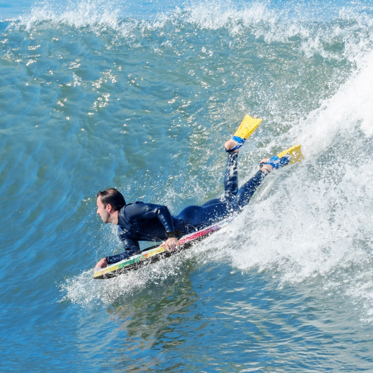 LIVSK Bodyboard - Halvemaanvormige Staart - Lichtgewicht XPE & EPS - Inclusief Verstelbare Polsband - 84/94/104 cm - Multi kleur