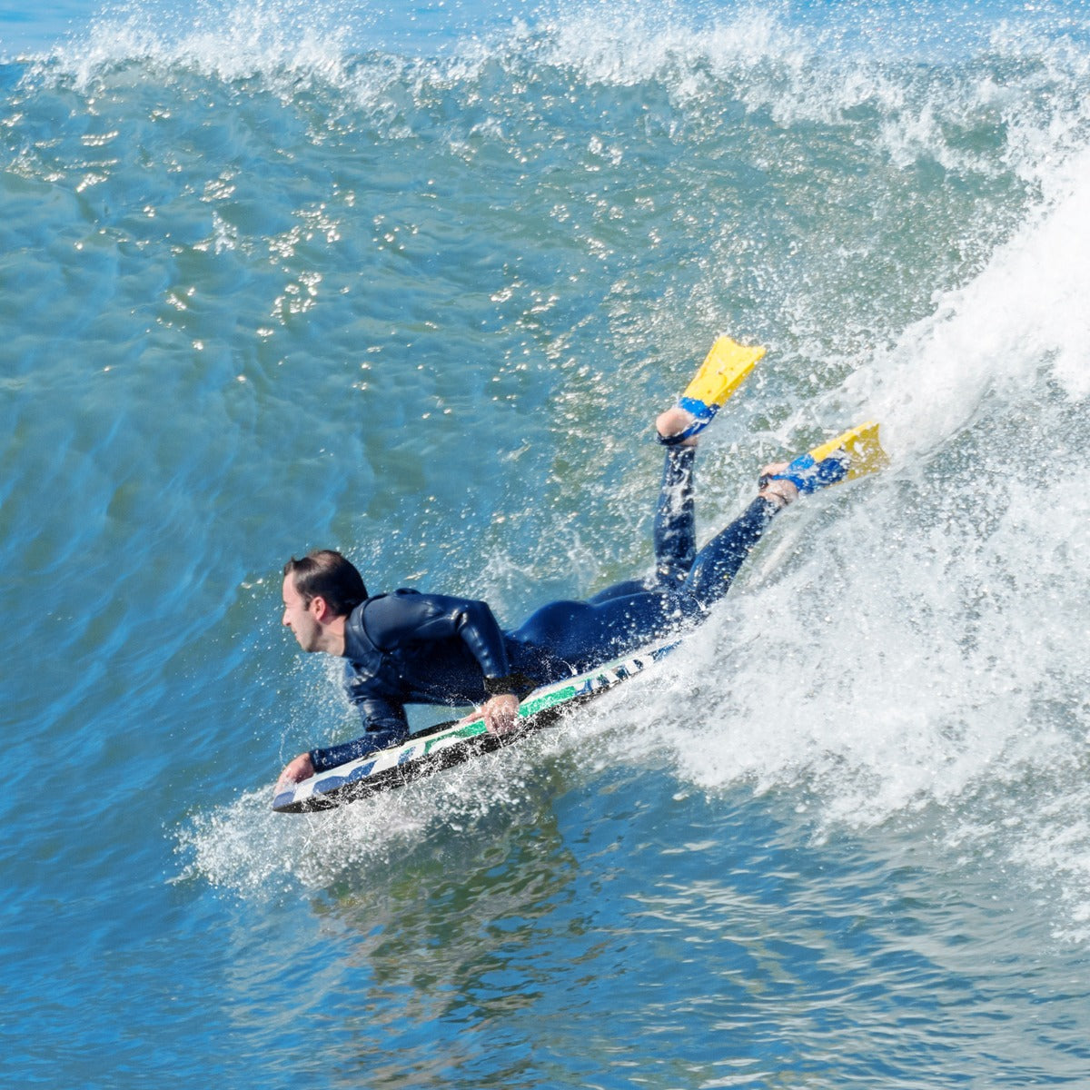 LIVSK Bodyboard - Halvemaanvormige Staart - Schokbestendig XPE-Dek - Inclusief Verstelbare Polsband - 94/104 cm - Multi kleur