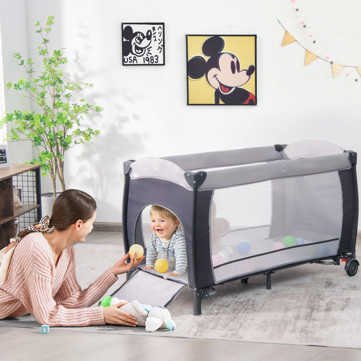 LIVSK 3-in-1 Draagbaar Babybedje - Wieg, Luiertafel en Activiteitencentrum - Afneembaar Net met Speeltjes - Muziekdoos - Grijs