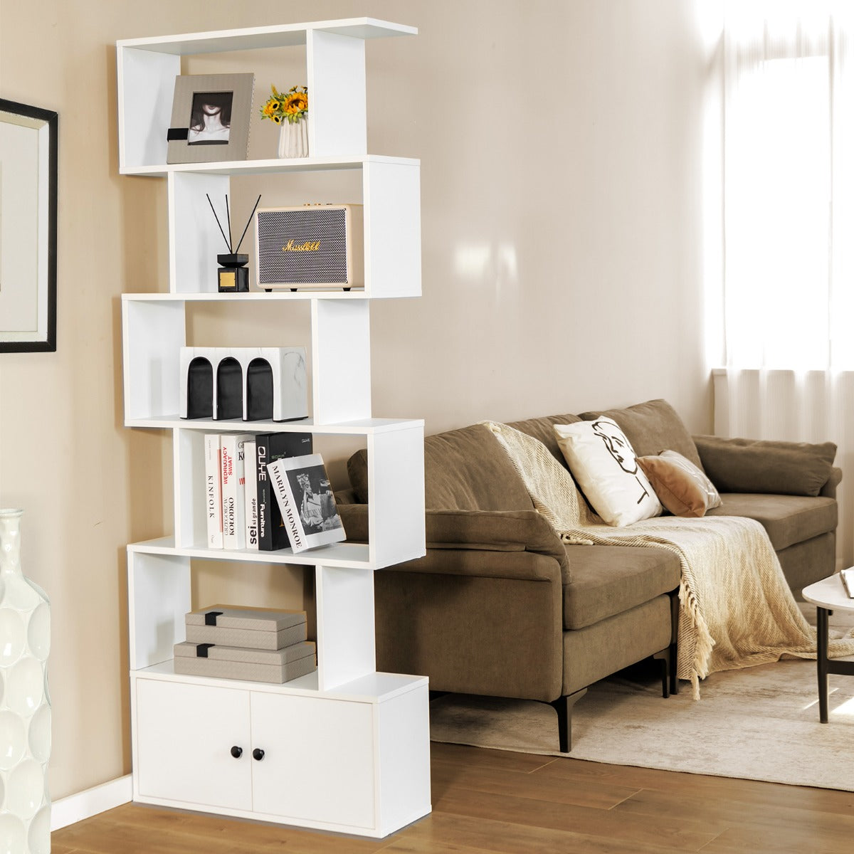 LIVSK S-vormige Boekenkast met Kabinet - 5 Open Planken - Hoogwaardig Hout en MDF - Antislip Voetkussens - 70 x 23 x 183 cm - Wit
