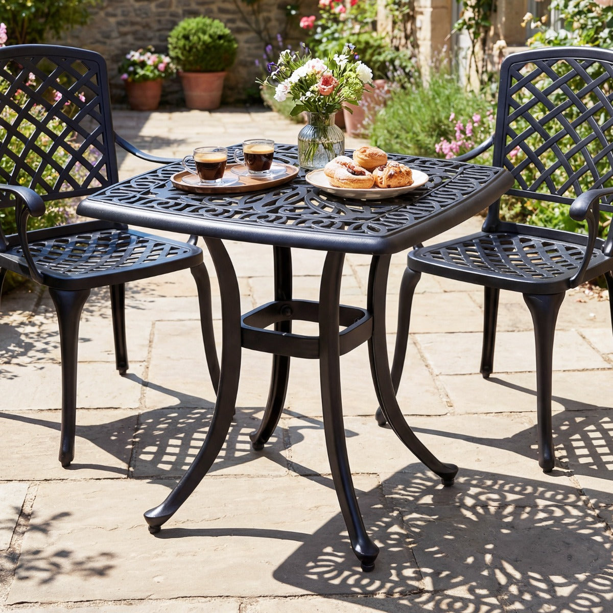 Livsk costway buitenbijzettafel van gegoten aluminium vierkante roestvrije tuintafel met geintegreerd gat voor parasol