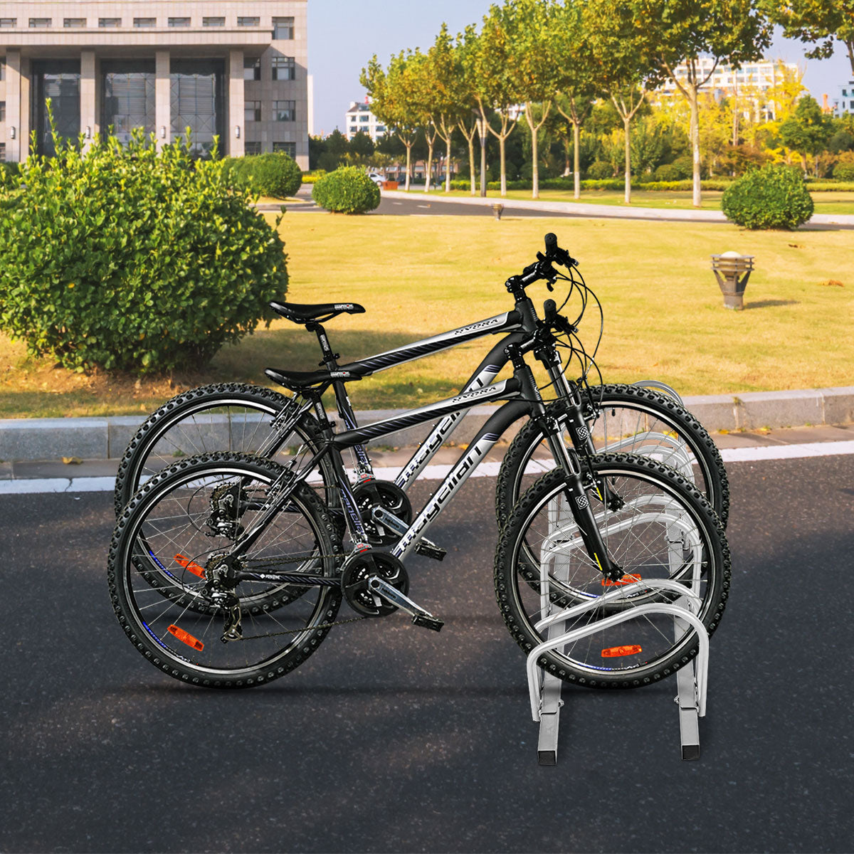 LIVSK Fietsenrek voor 4 Fietsen - Robuust Staal - Weerbestendig - Compact en Eenvoudig te Monteren - Zilver