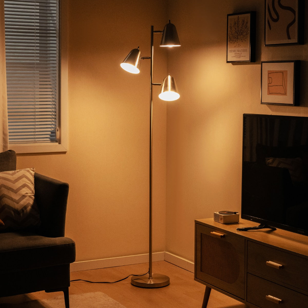 LIVSK Staande Lamp met 3 Verstelbare Lampenkoppen - Individuele Schakelaars - Stabiele Voet - Inclusief 3 LED-lampen - Goud/Zilver
