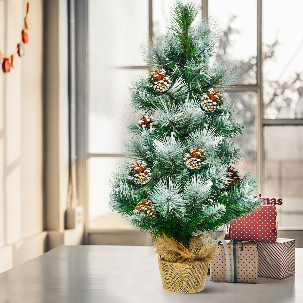 LIVSK Mini Kunstkerstboom 60 cm - Besneeuwde Naalden - Stabiele Cementbasis - Eenvoudig te Versieren - Groen
