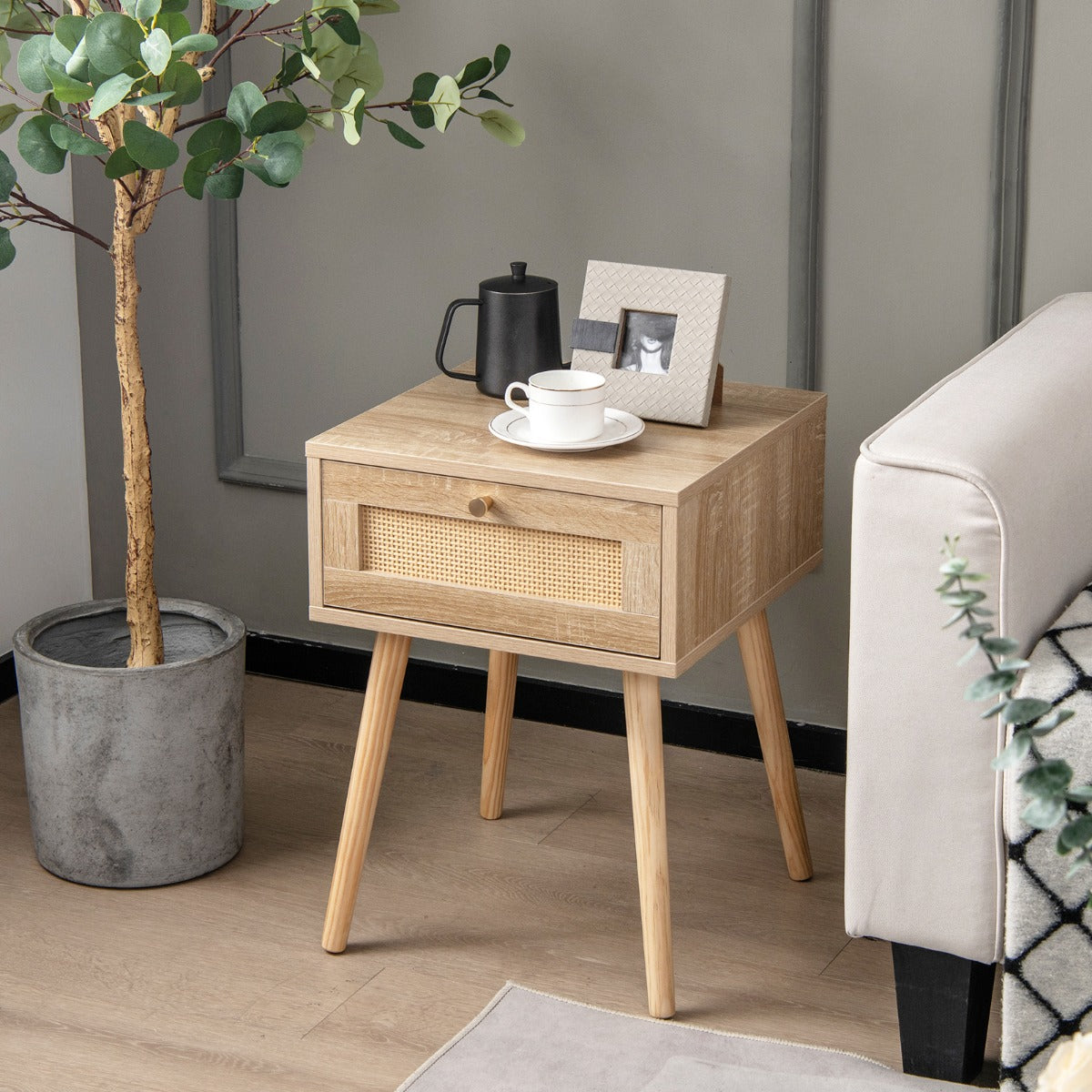 LIVSK Boho Nachtkastje - Handgeweven Rotan - Uittrekbare Lade - Conische Houten Poten - Voor Slaapkamer - Natuur