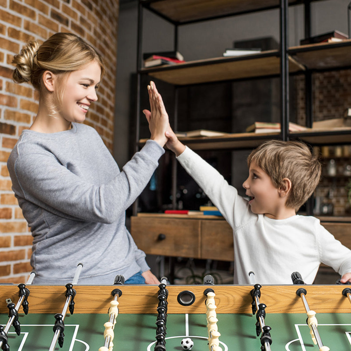 LIVSK Tafelvoetbaltafel - Stevig MDF - Antislip Handgrepen - Inclusief 2 Ballen en 22 Spelers - 122 x 61 x 79 cm - Groen