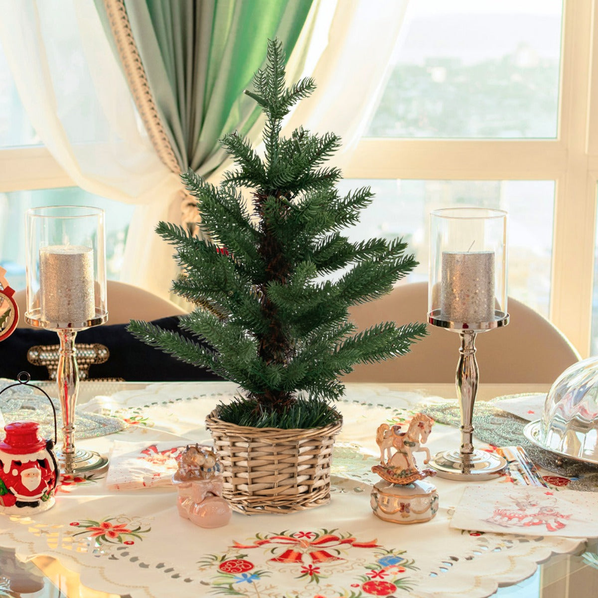 LIVSK Kunstmatige Minikerstboom in Pot - 96 Takuiteinden - 20 Warmwitte LED-lampjes - Timer - Rieten Basis - Groen