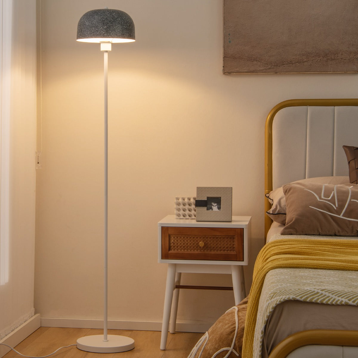 LIVSK Vloerlamp met Voetschakelaar - Modern Ontwerp met Imitatiesteen Kap - Stabiele Voet - E27 Lampvoet - 180 cm Snoer -